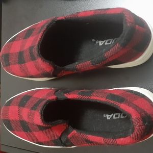 Red and black checkered, women's, 8.5